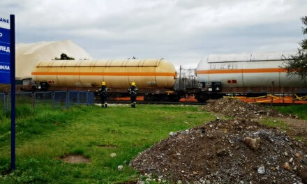 Smederevo központjában kisiklott egy cseppfolyósított kőolajgázt szállító vasúti tartálykocsi
