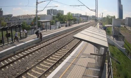 Majdnem elütötte a Sólyom a síneken mászkáló nőt (Videóval)