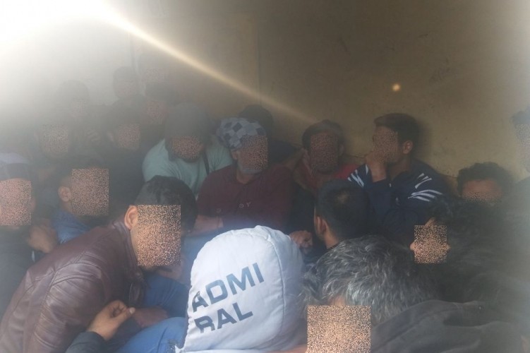 Tizenkét menekültet próbált meg Ausztriába csempészni a szerb sofőr