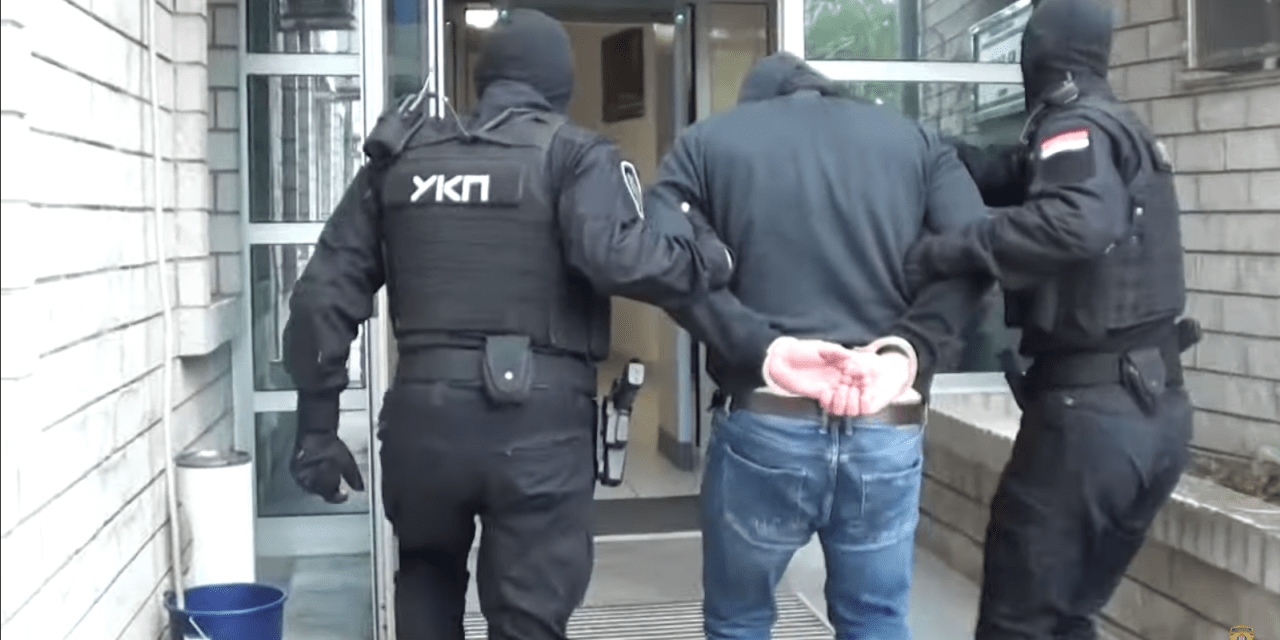 Így tartóztatják le Szerbiában az embercsempészeket (Videó)