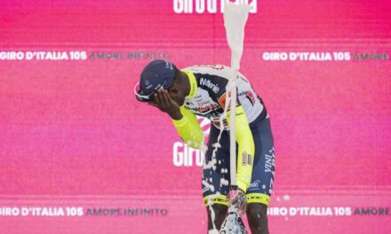 Kilőtte a szemét a pezsgősdugóval a Giro d’Italián, miután megnyerte az egyik szakaszt