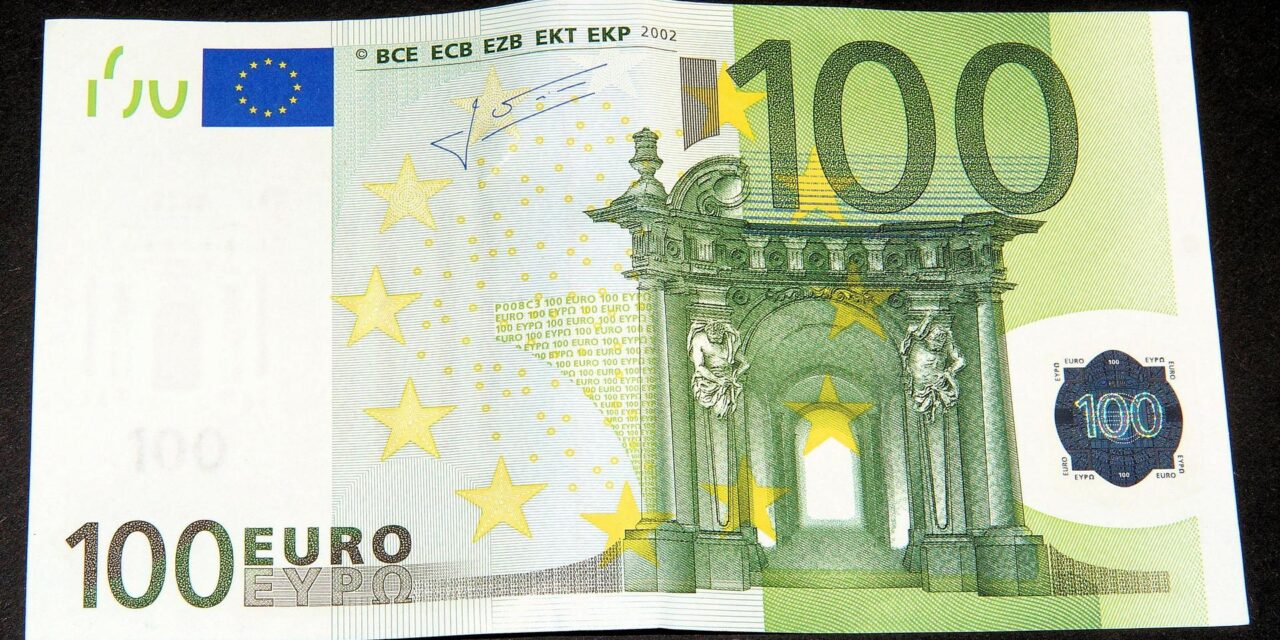 Hétfőtől kérhetik a fiatalok a 100 eurót