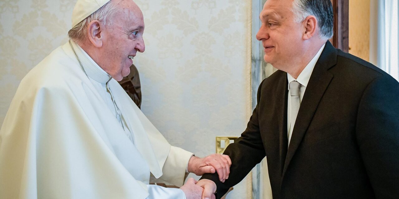 Megérkezett Ferenc pápa gépe Budapestre, ingyen utazhatnak a hívők a rendezvényekre