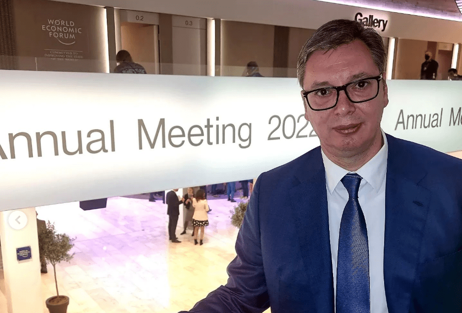 Vučić Davosban keresi a szövetségeseket