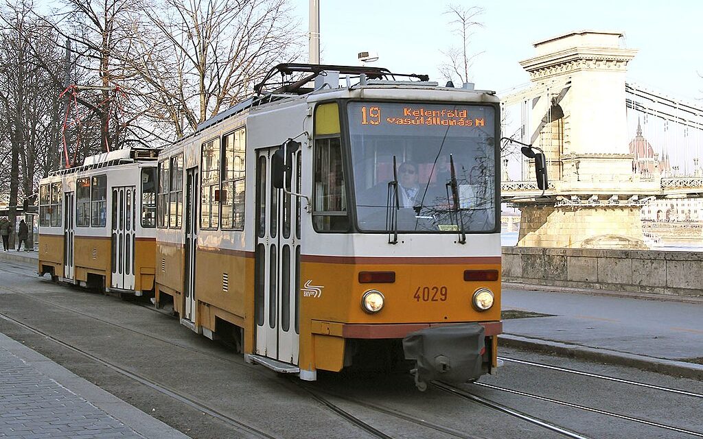 Városnéző villamos közlekedik a nyáron Budapesten