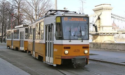 Városnéző villamos közlekedik a nyáron Budapesten
