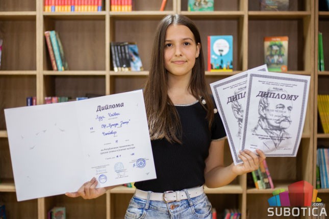 Magyar anyanyelvű diáklány lett harmadik a köztársasági versenyen szerb nyelvből