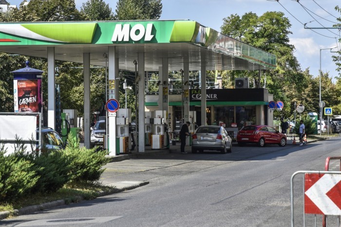 Váratlanul és jelentős mértékben csökkentek az üzemanyagárak a magyarországi Mol-kutakon