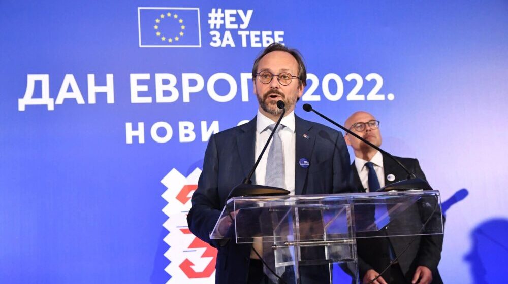 Az Európai Unió szerbiai küldöttségvezetője is kiállt Ana Lalić és Dinko Gruhonjić mellett