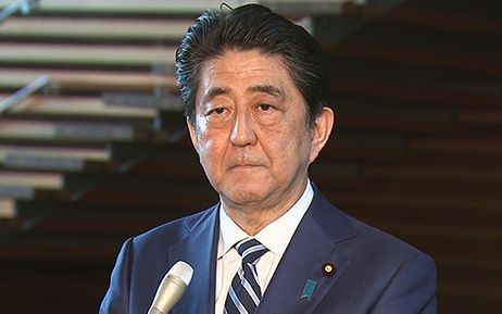 Meglőtték a volt japán miniszterelnököt, Abe Sinzót