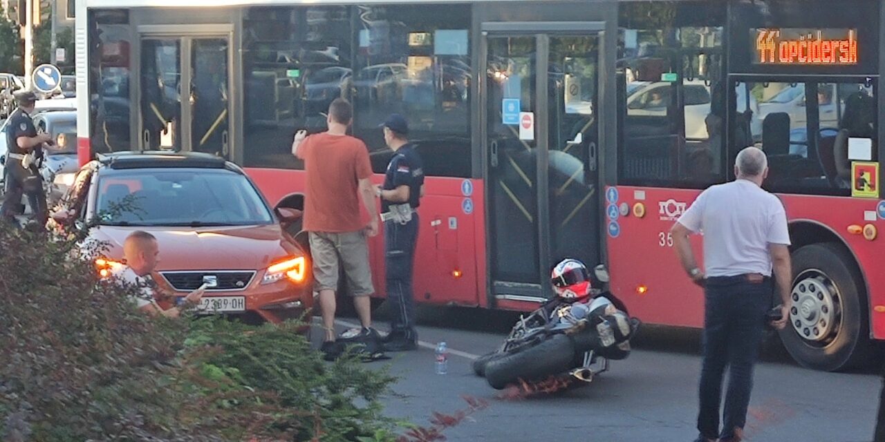 Busz, autó és motor karambolozott a parlamentnél