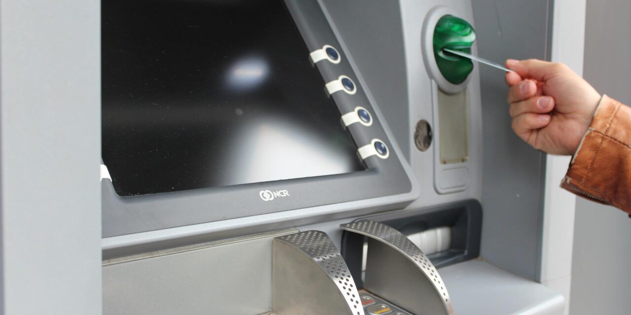 Informatikai hiba miatt folyt az ingyenpénz egy bank automatáiból