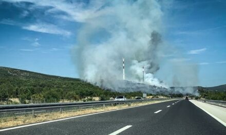 Nagy tűzzel küzdenek a tűzoltók a horvát autópálya közelében