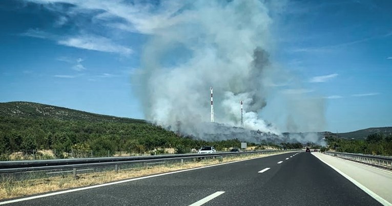Nagy tűzzel küzdenek a tűzoltók a horvát autópálya közelében