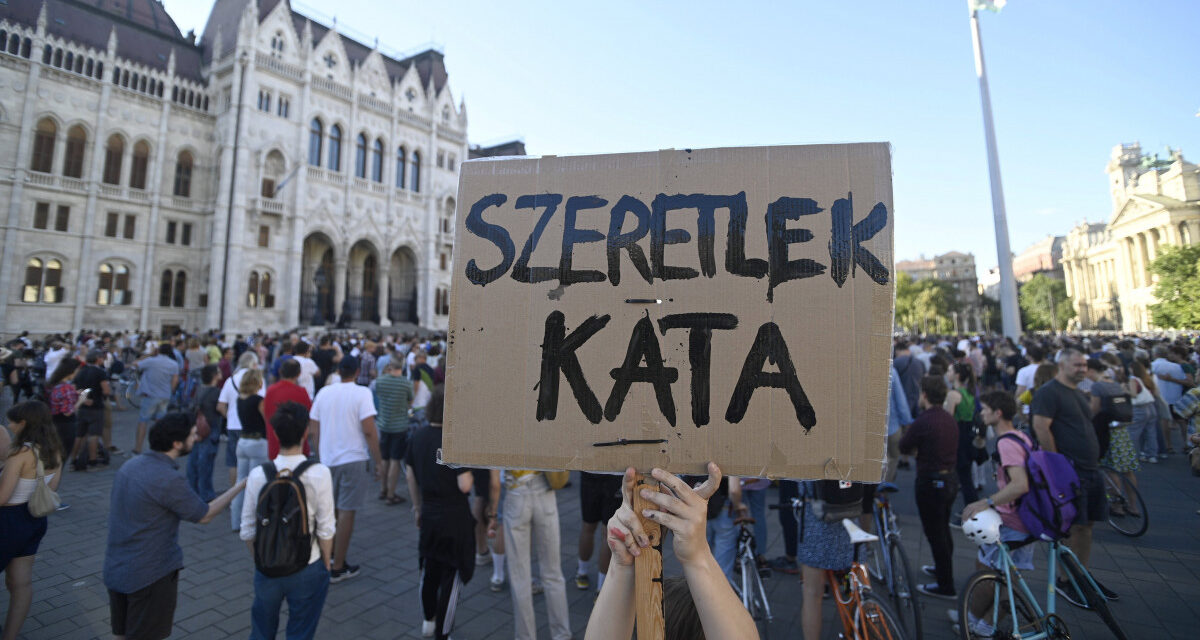 Lezárták a tüntetők a Margit-hidat Budapesten