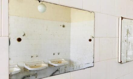 Minisztérium: Ha felújítanánk a mosdókat, nem jutna pénz orvosi berendezésekre