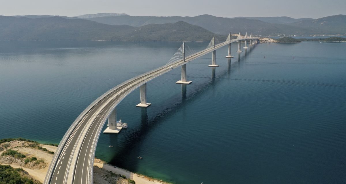 A horvát csodahídon való veszélyekre figyelmeztetnek