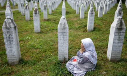 Népirtás miatt emeltek vádat egykori boszniai szerb katonák ellen