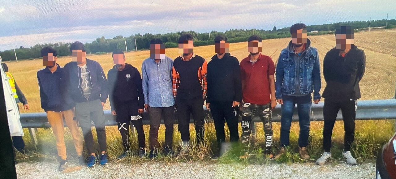 Kilenc migránst szállított a szerb embercsempész, elfogták
