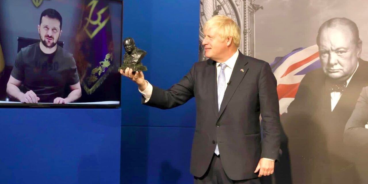Boris Johnson a példás vezetésért járó Churchill-díjjal tüntette ki Zelenszkijt