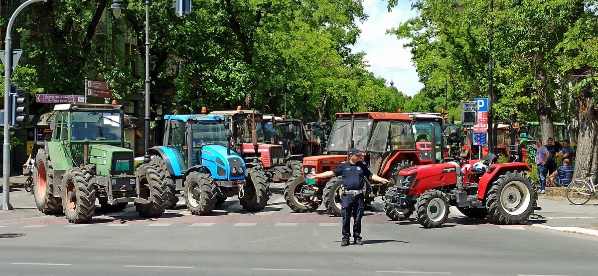 Egész napra lezárták a traktorosok az útkereszteződést a szabadkai Patria szállónál