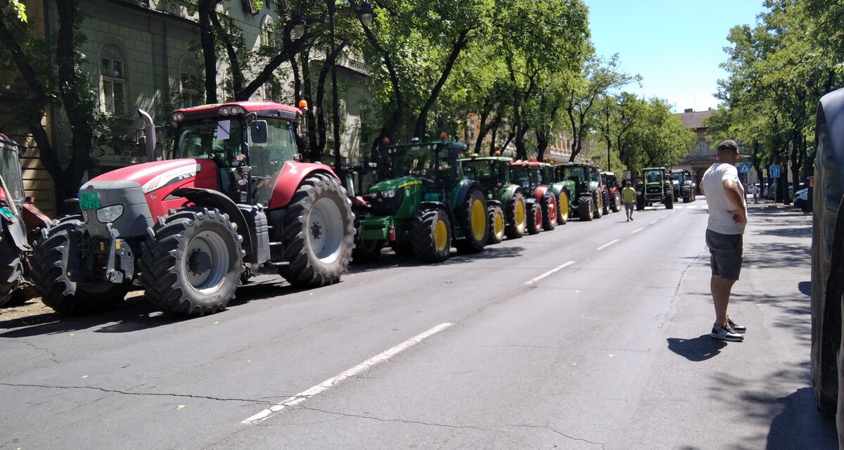 Traktorokkal zárták le Szabadka központját a földművesek (Galéria)