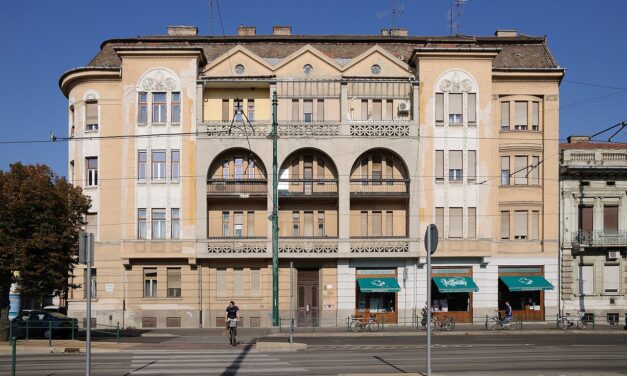 Montenegrói férfi bedrogozva dobált az utcára bútorokat Szegeden