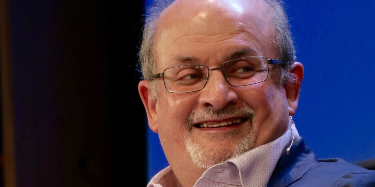 Levették a lélegeztetőgépről Salman Rushdie-t, újra tud beszélni