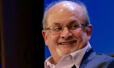 <span class="entry-title-primary">Lélegeztetőgépre szorul Salman Rushdie</span> <span class="entry-subtitle">Az író elveszítheti egyik szemét - Több mint tíz késszúrással sebesítette meg a támadó</span>