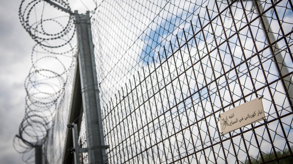 Nehammer: Kerítésekkel kell megakadályozni a migránsok határátlépését