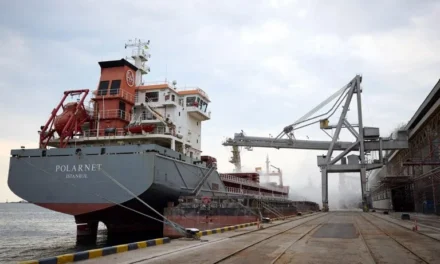 Tíz mérföldes körzetben nem közelítheti meg semmilyen katonai jármű a gabonát szállító hajókat