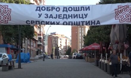 „Ez itt a Szerb Községek Közössége” feliratú óriásplakátok jelentek meg Koszovóban