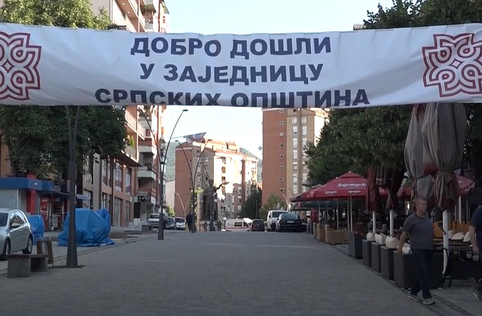 „Ez itt a Szerb Községek Közössége” feliratú óriásplakátok jelentek meg Koszovóban
