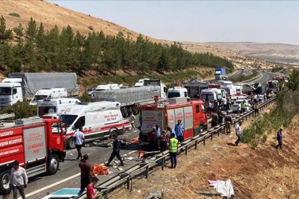 Busz gázolt mentősöket, tűzoltókat és újságírókat