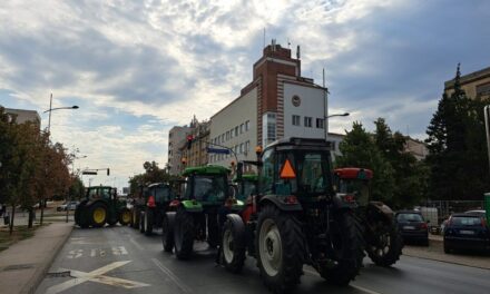 A traktoros tüntetők utakat zártak le Újvidéken