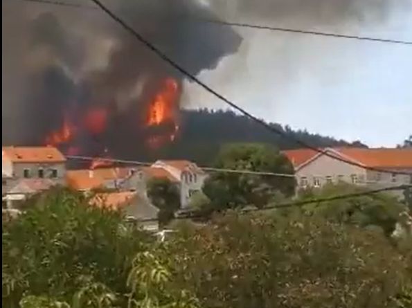 Egy emberéletet követelt a hatalmas tűz a horvát szigeten