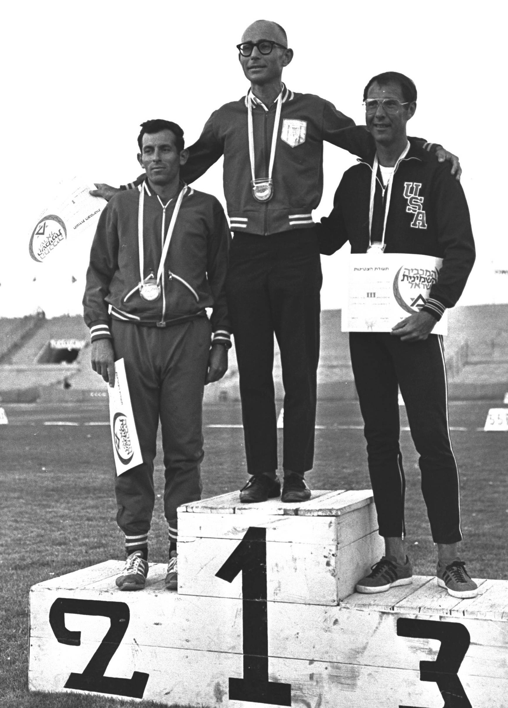 Shaul Ladany (középen) egy 1969-es győzelme után az izraeli Ramat Gan stadionban (Fotó: Wikipedia)