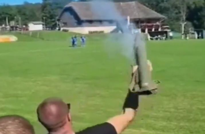 Rakétavetővel lőtt a focipályára egy horvát szurkoló