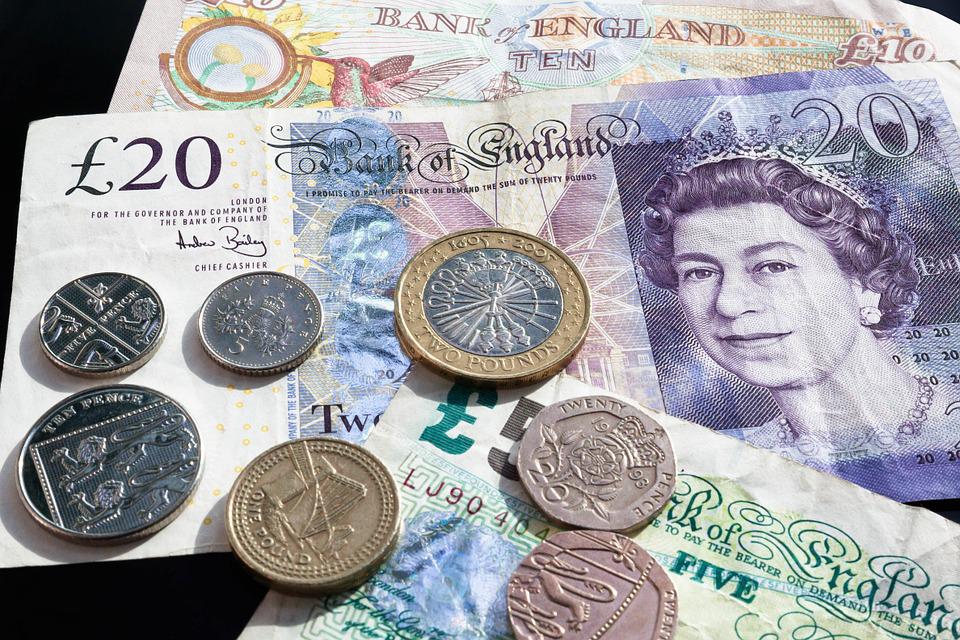 Csere vár az összes brit bankjegyre, pénzérmére, a himnusz szövege is változik