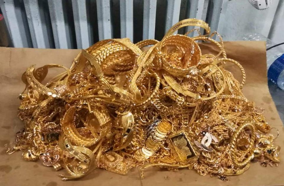 Több mint tíz kiló arannyal bukott le a határon