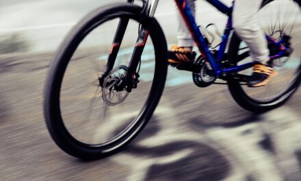 Alkoholmérgezés állapotában hajtott át biciklivel a piroson – durva büntetésekre számíthat