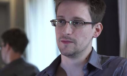 Putyin orosz állampolgárságot adott Edward Snowdennek