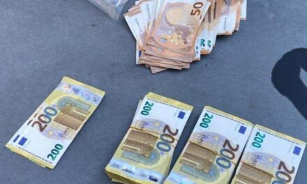 Százezer eurót rejtettek a zoknijukba