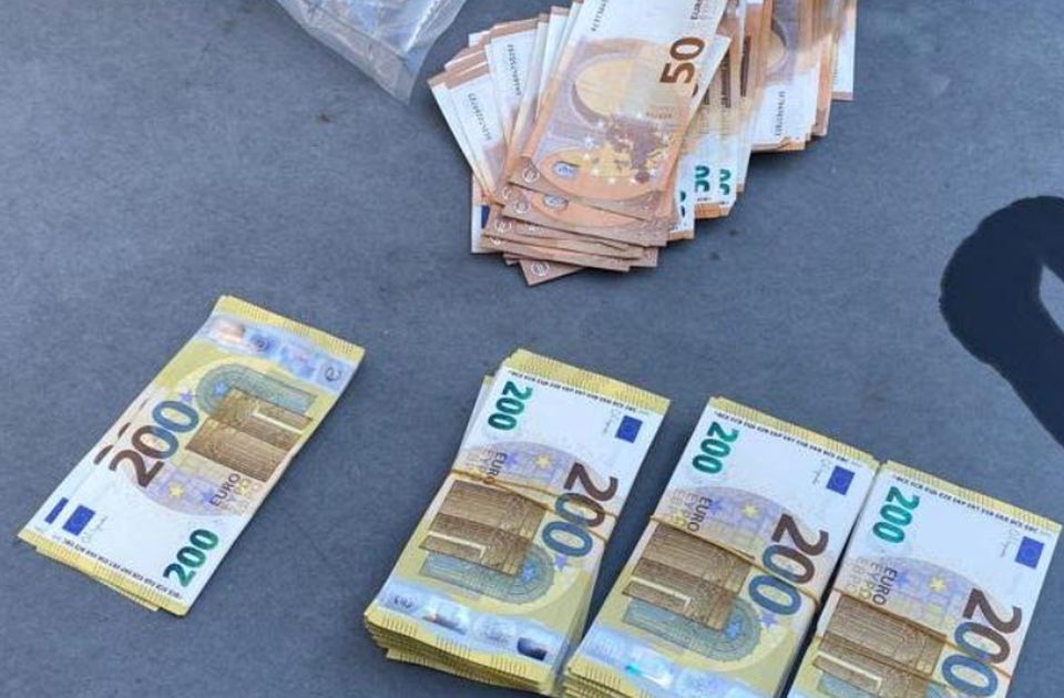 Törölközőben rejtett el több mint 50 ezer eurót