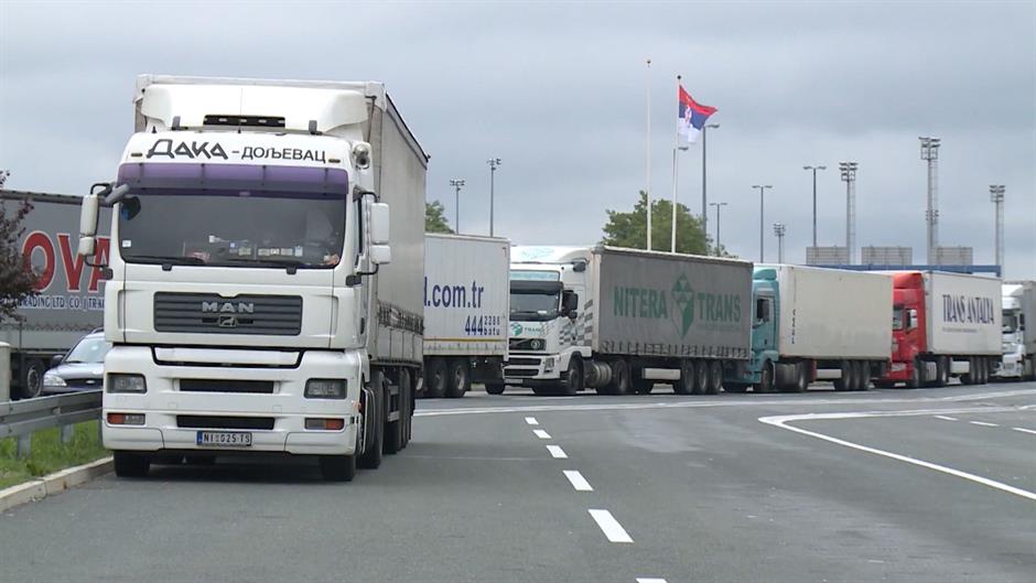 Blokád alá vették a kelebiai és horgosi határátkelőt az elégedetlen kamionosok (Videó)