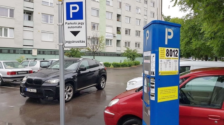 Flexszel esett a parkolóautomatának a bírság miatt