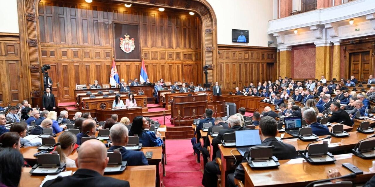 Durva szexizmus, nők sértegetése a szerb parlamentben