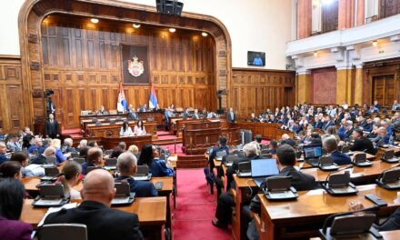 Ülésezik a parlament, Gašić leváltása is napirenden