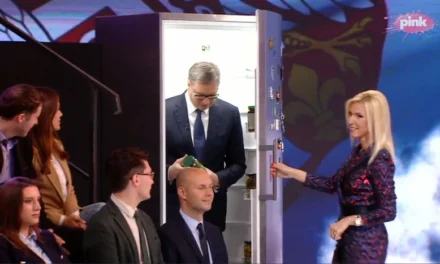 Feljelentették a Pinket a műsor miatt, amelyben Vučić egy hűtőszekrényből lépett ki