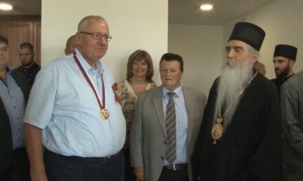A bácskai szerb püspök kitüntette Šešeljt